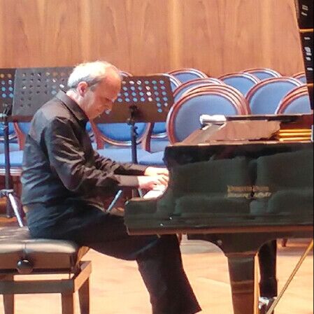 Enzo Amato chitarrista, compositore , direttore d'orchestra Enzo Amato chitarrista, compositore , direttore d'orchestra